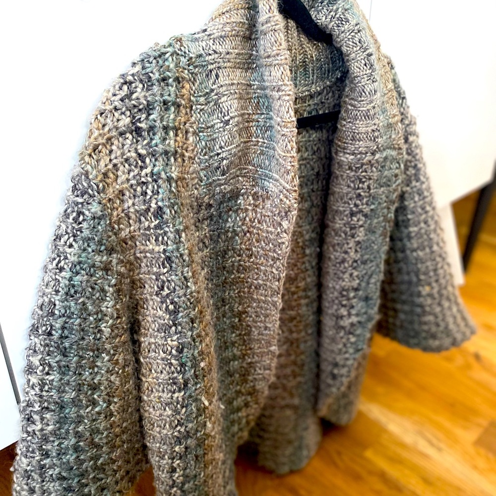 Hinge sweater